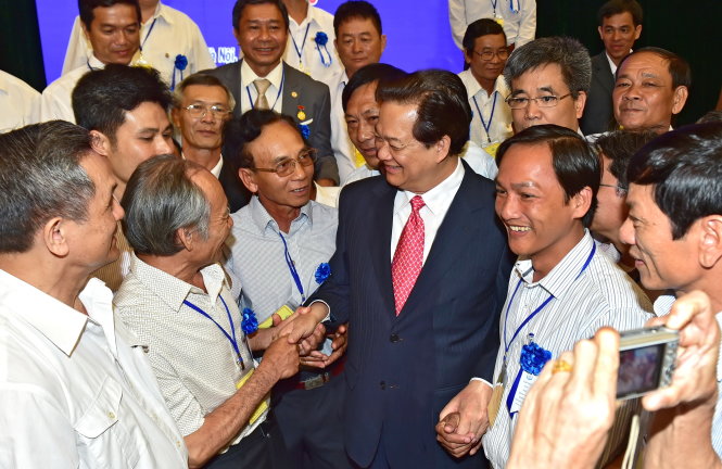 Thủ tướng Nguyễn Tấn Dũng gặp gỡ đại biểu là các nhà sáng chế không chuyên nghiệp tiêu biểu năm 2015 - Ảnh: Nhật Bắc