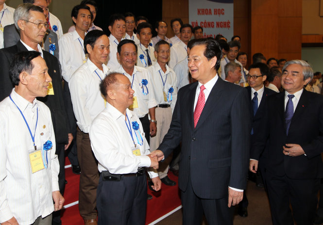 Thủ tướng Nguyễn Tấn Dũng gặp gỡ các nhà sáng chế không chuyên, trong buổi tuyên dương do Bộ Khoa học và công nghệ tổ chức tại Hà Nội ngày 12-5 - Ảnh: Đức Tâm