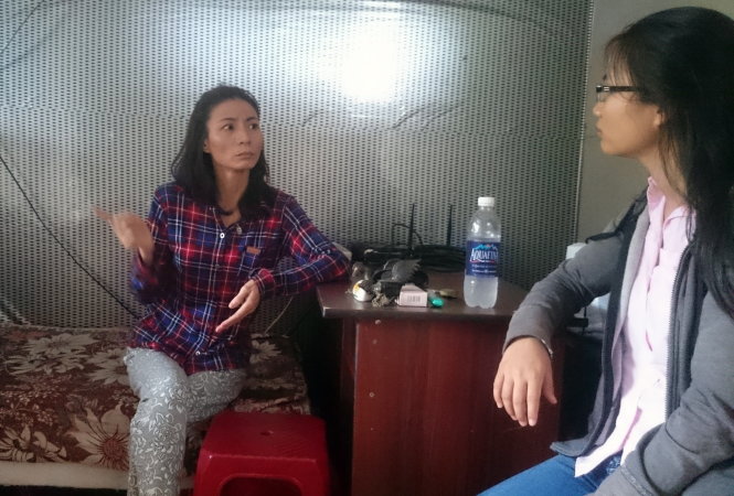 Bà Phạm Thị Ngọt trao đổi với phóng viên Tuổi Trẻ - Ảnh: Đức Thanh