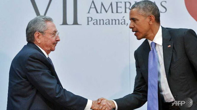 Tổng thống Mỹ Obama (phải) bắt tay lãnh đạo Cuba Raul Castro Ảnh: AFP