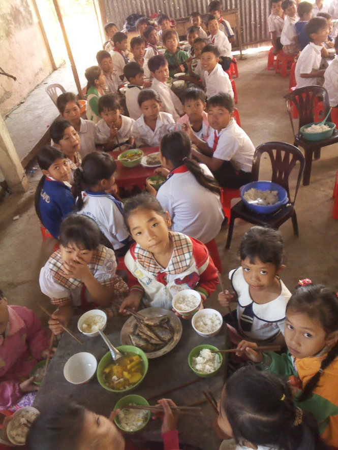 Bữa cơm trưa nghĩa tình của các em học sinh Trường tiểu học 2 xã Thới Quản - Ảnh: Diệu Ngọc