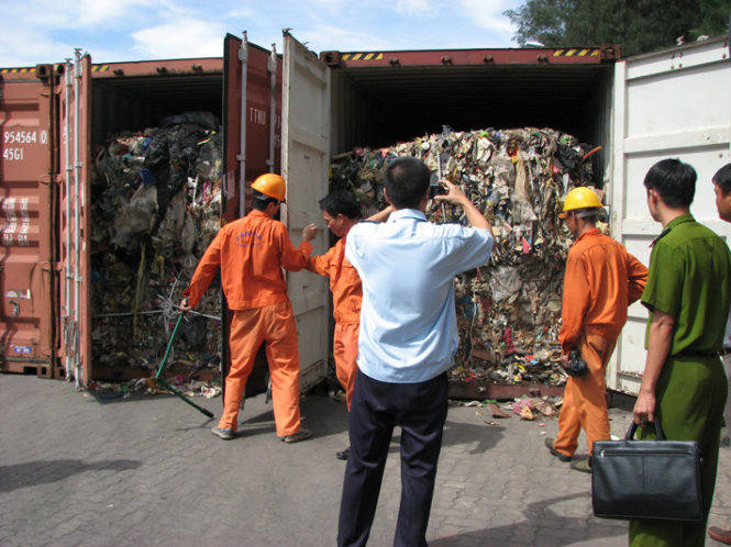Nhiều container chứa phế liệu nằm “đắp chiếu” tại các cảng Hải Phòng nhiều năm - Ảnh: Quang Ngô
