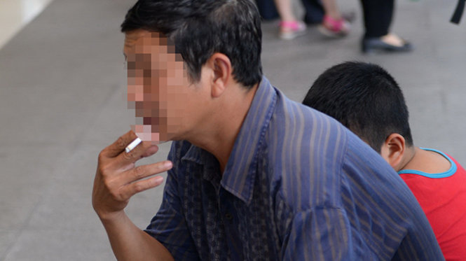 Hút thuốc lá ở nhà chờ một sân bay mặc dù đã có quy định cấm hút thuốc lá nơi công cộng - Ảnh: Hữu Khoa