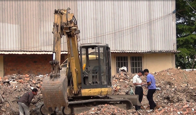 Chiếc xe múc cán chết chị H. - Ảnh: Hải Hiếu