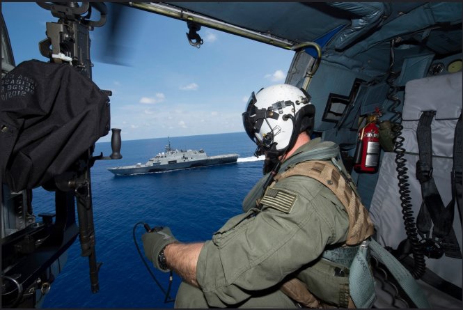 Binh sĩ Mỹ quan sát tàu chiến USS Fort Worth từ trực thăng trong cuộc tuần tra thường kỳ trên vùng biển quốc tế gần quần đảo Trường Sa của Việt Nam ngày 12-5-2015 - Ảnh: US Navy