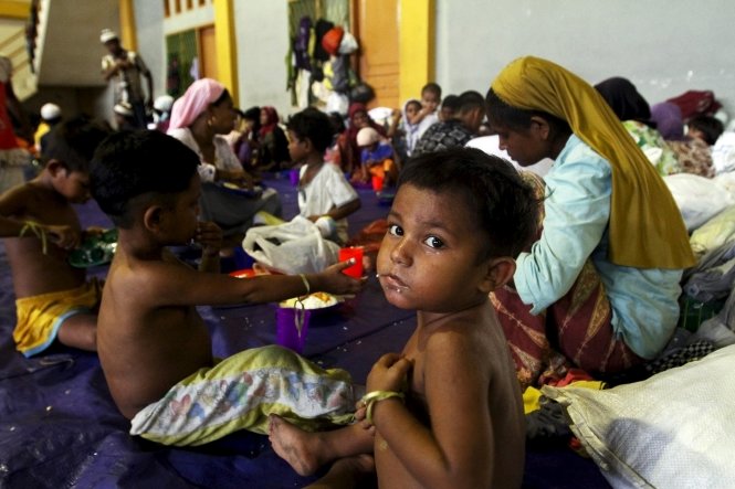 Trẻ em được cho là người Rohingya trong một trại tạm cư ở Lhoksukon, tỉnh Aceh (Indonesia) ngày 12-5 - Ảnh: Reuters