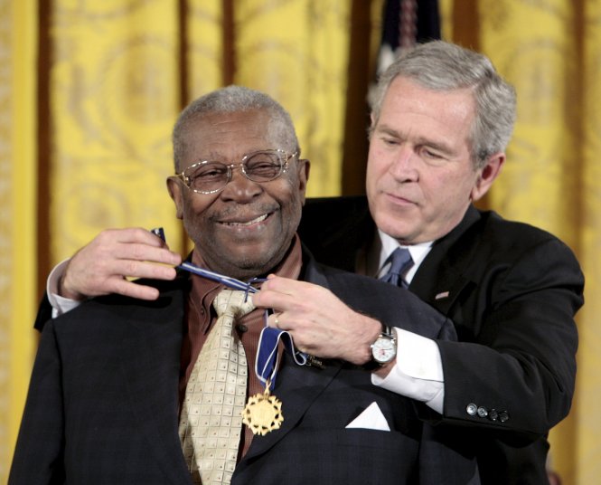 Tổng thống Mỹ George W. Bush (phải) trao tặng Huân chương tự do cho nghệ sĩ B. B. King năm 2006 - Ảnh: Reuters