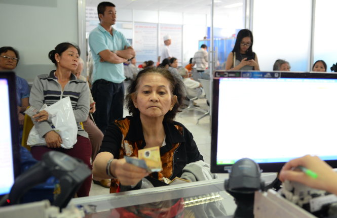 Người dân có thẻ bảo hiểm y tế đóng viện phí tại Bệnh viện quận Bình Thạnh, TP.HCM - Ảnh: Hữu Khoa