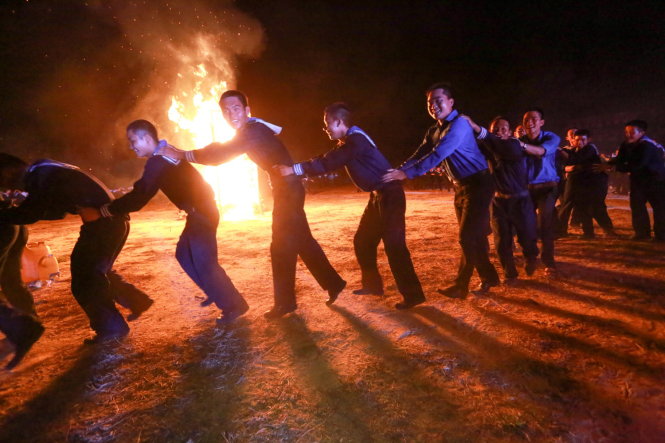 Các chiến sĩ và thanh niên “cháy hết mình” trong đêm lửa trại - Ảnh: Tiến Thành