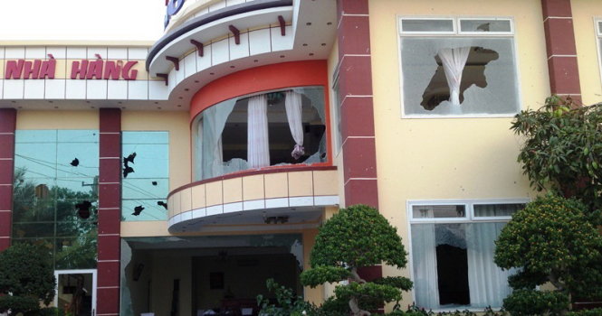 Khách sạn Vĩnh Hảo bị thiệt hại do một số người quá khích ném đá vào khi xảy ra vụ người dân chặn quốc lộ 1