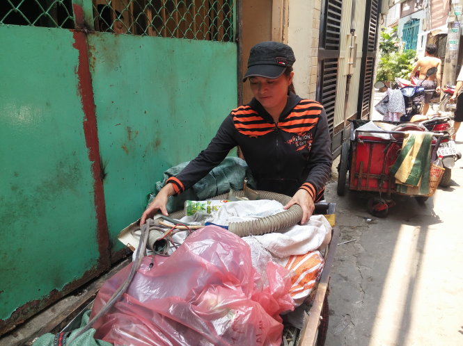 Bà Hồng thường ngày vẫn đi mua ve chai kiếm sống (ảnh chụp sáng 15-5-2015) - Ảnh: ĐỨC THANH