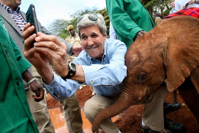 Ngoại trưởng Mỹ John Kerry chụp ảnh tự sướng với một chú voi con khi tham quan Trại nuôi những chú voi mồ côi Sheldrick tại Công viên quốc gia Nairobi ở Kenya ngày 3-5 - Ảnh: Andrew Harnik/AP