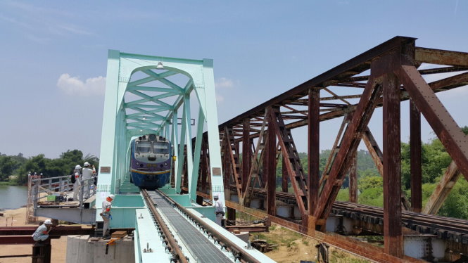 Chuyến tàu SE2 chạy qua cầu Trà Bồng mới sau khi hoàn thành - Ảnh do Ban quản lý dự án đường sắt cung cấp