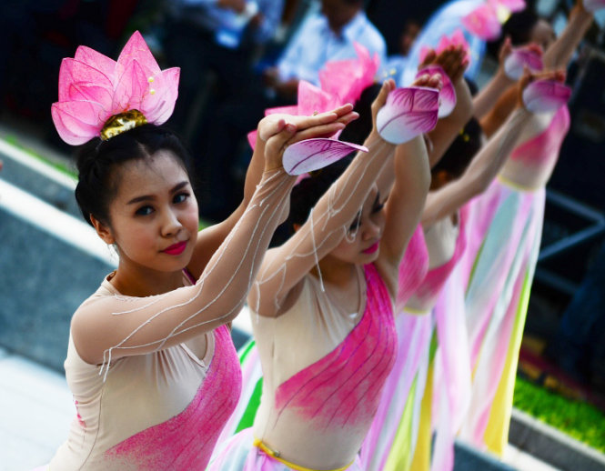Các nữ vũ công múa sen bên tượng đài Bác Hồ sáng 17-5. Ảnh: Thanh Tùng.