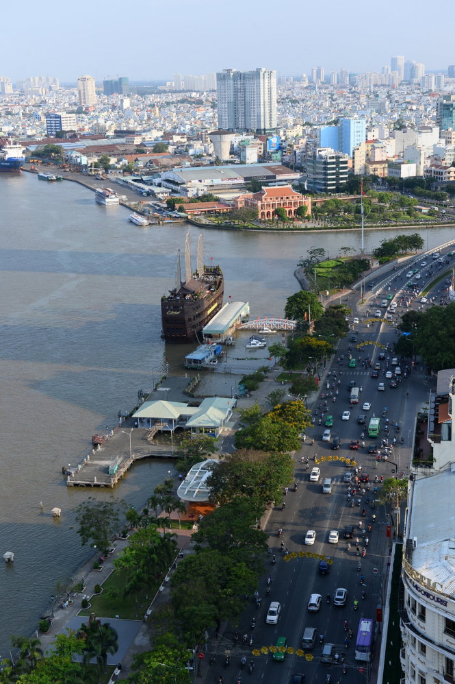Bờ sông Sài Gòn phía quận 1 và quận 4 - Ảnh: Thuận Thắng