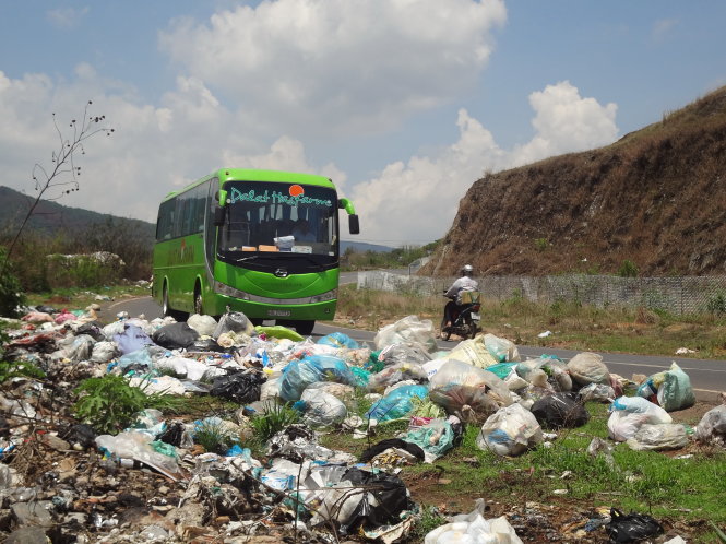 Một bãi rác tràn ra quốc lộ 27 - Ảnh: Ngọc Thanh
