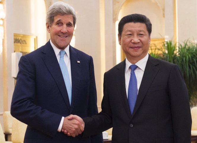 Ngoại trưởng Mỹ John Kerry (trái) gặp chủ tịch Trung Quốc Tập Cận Bình ngày 17-5 tại Bắc Kinh - Ảnh: Reuters