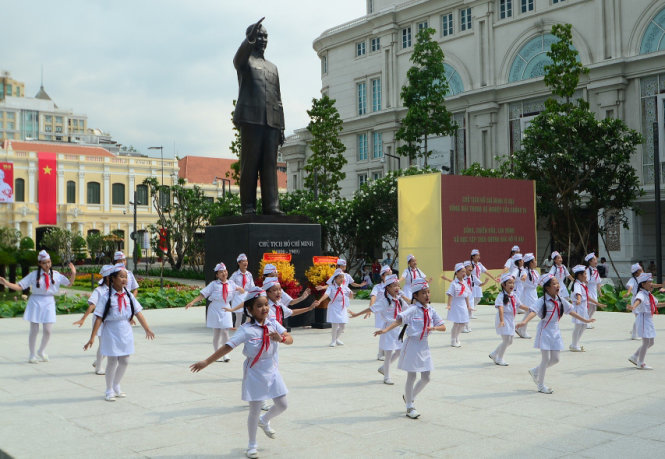 Các cháu thiếu nhi múa hát tại tượng đài Bác Hồ - Ảnh: Thanh Tùng