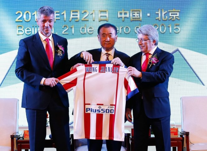 Tỉ phú Trung Quốc Vương Kiện Lâm (giữa) của Tập đoàn Dalian Wanda công bố việc mua cổ phần của đội bóng Atletico Madrid Ảnh: AFP