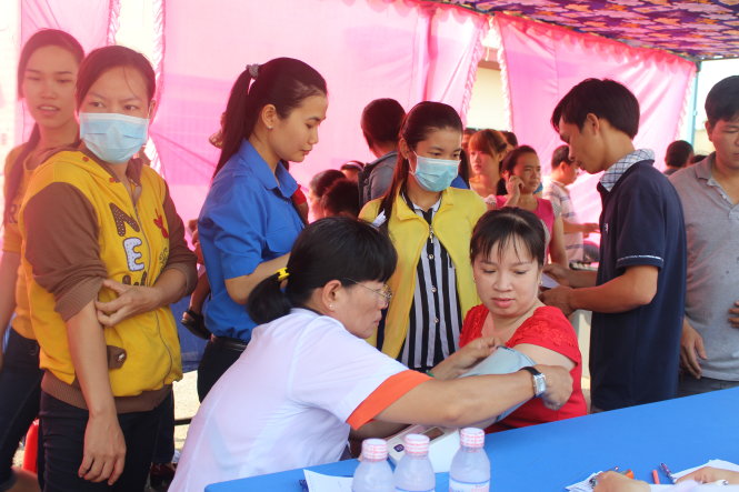 Bác sĩ Bệnh viện Bình Dân (TP.HCM) khám bệnh cho bà con huyện Bình Chánh - Ảnh: Diệu Nguyễn