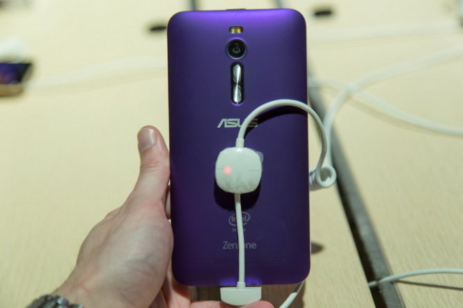 Zenfone 2 phiên bản màu tím - Ảnh: ArsTechnica