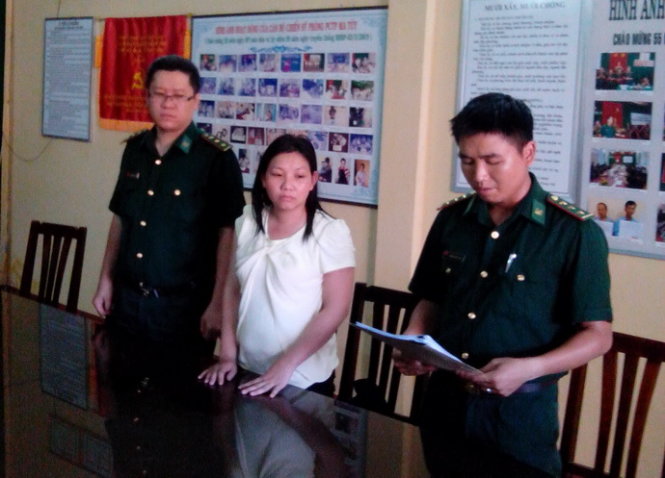 Bộ đội biên phòng tỉnh Bà Rịa- Vũng Tàu đọc lệnh bắt khẩn cấp Nguyễn Thị Hiên. Ảnh: Đông Hà