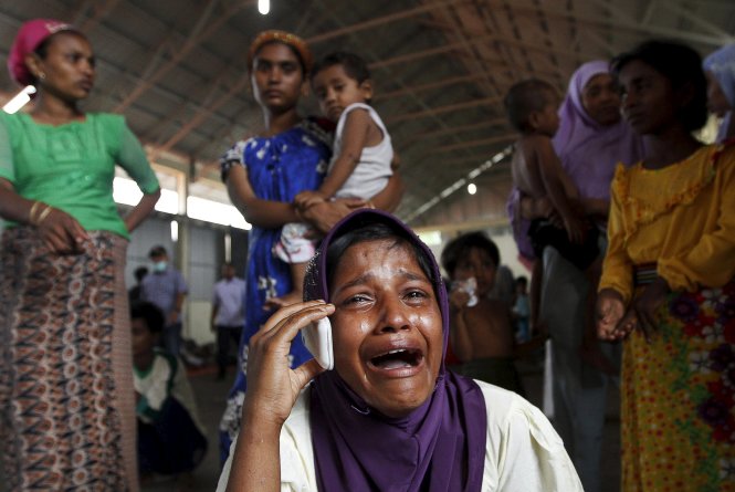 Một người thiểu số Rohingya được Indonesia giải cứu khóc khi gọi điện về nhà ở Myanmar ngày 16-5  Ảnh: Reuters