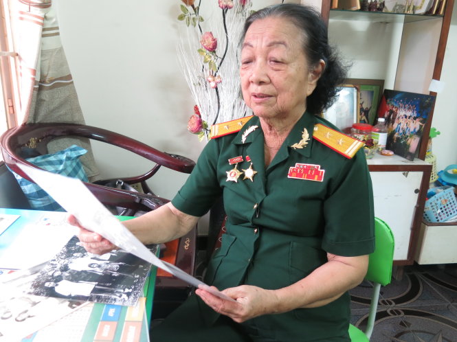 Bà Trương Thị Thanh Trúc bên những kỷ vật về Bác Hồ -  Ảnh: M.Hương