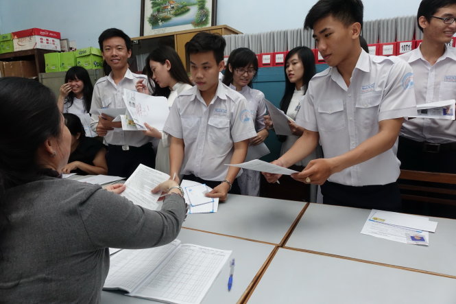 Học sinh lớp 12 Trường THPT Nguyễn Thị Diệu, Q.3, TP.HCM nộp hồ sơ đăng ký dự thi THPT quốc gia năm 2015 - Ảnh: N.Hùng