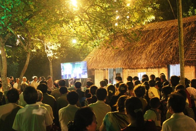 Chương trình cầu truyền hình “Hoài bãi Hồ Chí Minh” được thực hiện ở điểm cầu làng Hoàng Trù - Ảnh: Doãn Hòa