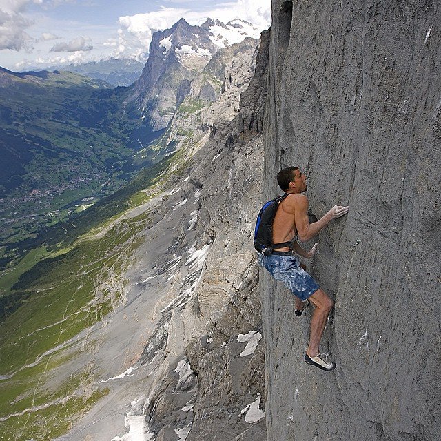 Ông Dean Potter chinh phục núi Eiger, Thụy Sĩ chỉ với đôi tay trần - Ảnh: instagram.com