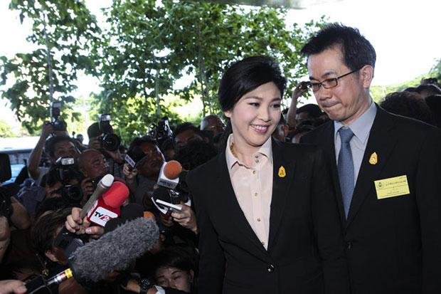 Bà Yingluck đến tòa cùng chồng sáng ngày 19-5 - Ảnh: Bangkok Post