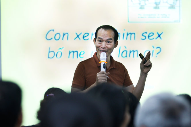 PGS.TS Lê Văn Hảo nói chuyện tại hội thảo về chủ đề  “Con xem phim sex, cha mẹ nên làm gì?” - Ảnh: Nguyễn Khánh