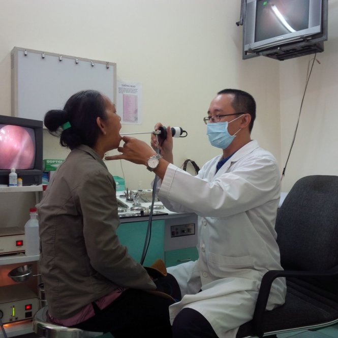 Bác sĩ khám amiđan cho một bệnh nhân - Ảnh: Quỳnh Giao