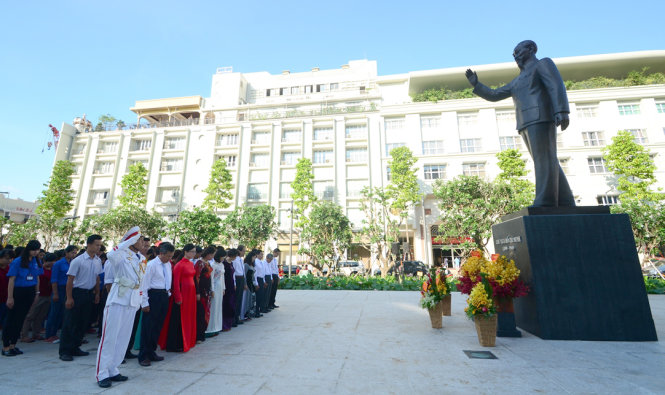 Đoàn trường ĐH Nguyễn Tất Thành dâng hoa kỷ niệm sinh nhật Bác -Ảnh: Thanh Tùng