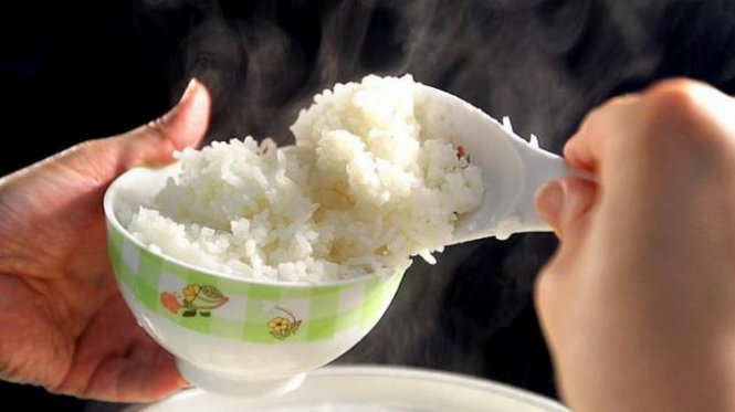 Chén cơm hàng ngày của người tiêu dùng châu Á có thể bị ảnh hưởng độc hại từ loại gạo giả làm bằng nhựa được cho là xuất xứ từ Trung Quốc - Ảnh:Straits Times