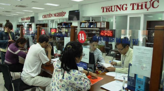 Người dân đến làm việc tại văn phòng một cửa tại Trung tâm hành chính TP Đà Nẵng được chỉ dẫn tận tình nhanh gọn. Trong ảnh: làm thủ tục tại Sở Kế hoạch - đầu tư Đà Nẵng - Ảnh: Phan Thành
