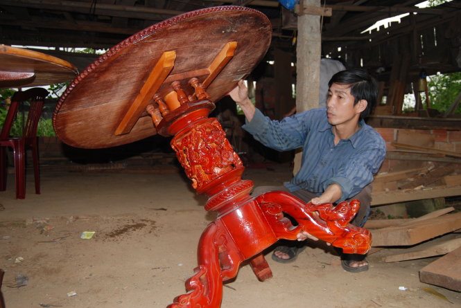 Một thợ trẻ ở Văn Hà đã tiếp thu được kỹ thuật đóng bàn tự xoay của cha ông - Ảnh: H.V.Mỹ