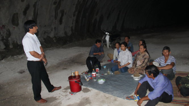 Ông Nguyễn Văn Chiến, chủ tịch UBND xã Duy Trinh, huyện Duy Xuyên (Quảng Nam), vào hầm vận động người dân ngừng cản trở dự án - Ảnh: Trường Trung