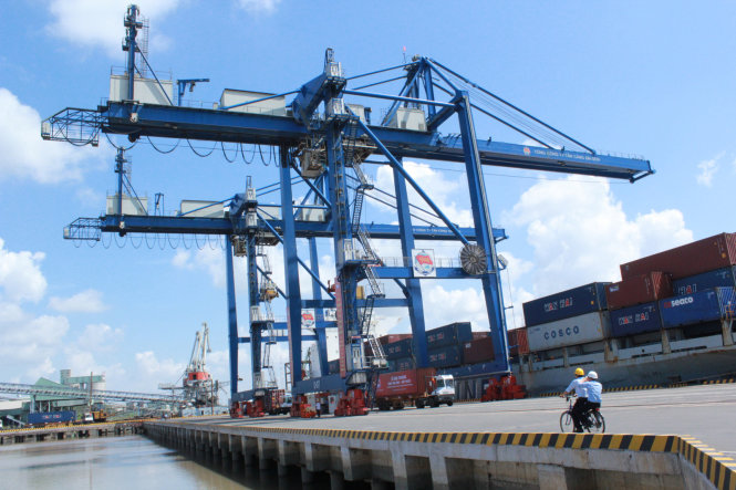 Nhiều hãng tàu quốc tế cập cảng Tân Cảng - Hiệp Phước giao nhận hàng hóa trong ngày khai trương - Ảnh: Lê Sơn