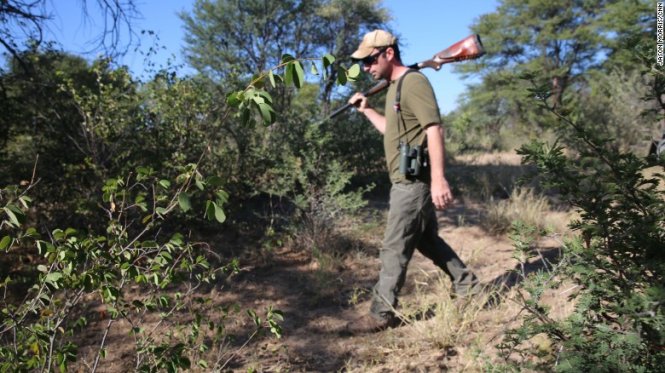 Thợ săn Corey Knowlton đang săn lùng con tê giác đen ở Namibia - Ảnh: CNN