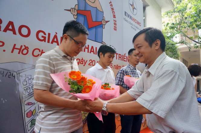 Ông Nguyễn Văn Khanh, Trưởng phòng báo chí của Sở Thông tin và Truyền thông TP.HCM trao giải cho các tác giả đoạt giải.Ảnh : N.C.T.