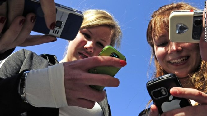 Cấm trẻ dùng điện thoại, chất lượng học tăng theo một nghiên cứu uy tín từ các chuyên gia Anh quốc - Ảnh minh họa: CNN