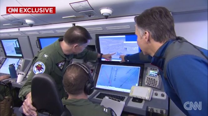 Quân đội Mỹ chỉ cho phóng viên CNN đi trên máy bay P8-A Poseidon thấy đảo nhân tạo mà Trung Quốc xây trái phép - Ảnh chụp từ video của CNN