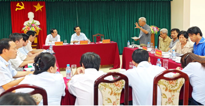Bộ trưởng Chủ nhiệm Văn phòng Chính phủ Nguyễn Văn Nên và Tổng thanh tra Chính phủ Huỳnh Phong Tranh đang lắng nghe người khiếu kiện trình bày oan sai trong một buổi tiếp công dân - Ảnh: Việt Dũng