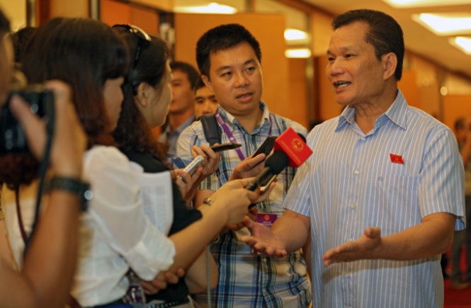 Đại biểu Bùi Sỹ Lợi - Đoàn đại biểu Thanh Hóa - trả lời phỏng vấn báo chí - Ảnh: Việt Dũng