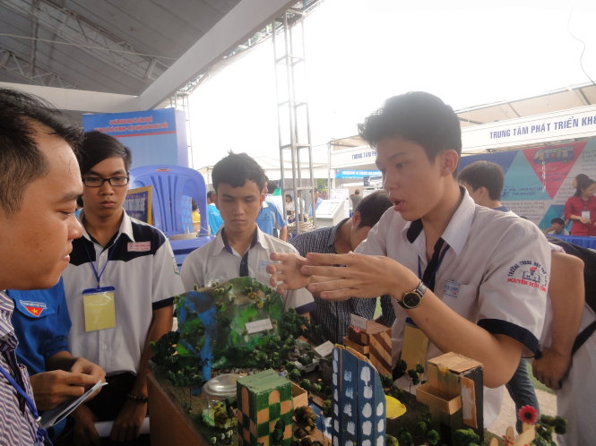 Học sinh Trường THPT Nguyễn Hữu Cảnh hăng say thuyết trình về sản phẩm của mình trước giám khảo của cuộc thi sáng tạo dành cho thanh thiếu nhi - Ảnh: M.Dung