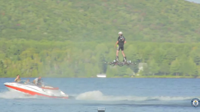 Ông Duru đang bay trên mặt hồ nhờ ván bay - Ảnh: rt.com