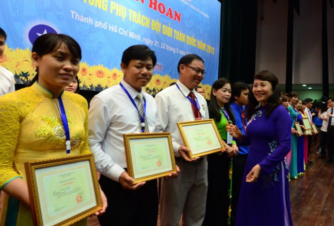 Thứ trưởng Bộ GD-ĐT Nguyễn Thị Nghĩa trao bằng khen cho các tổng phụ trách Đội giỏi năm 2015 - Ảnh: Thanh Tùng