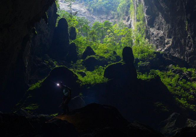 Phong cảnh ở hố sụt 2 bên trong hang Sơn Đoòng - Ảnh: Thuận Thắng